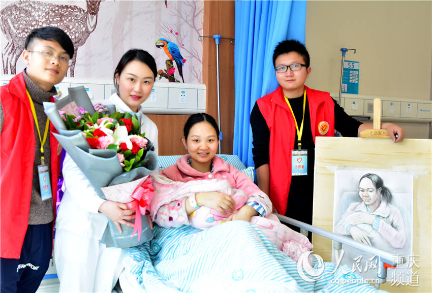 【聚焦重慶】重慶：志願者為母子繪畫送節日祝福