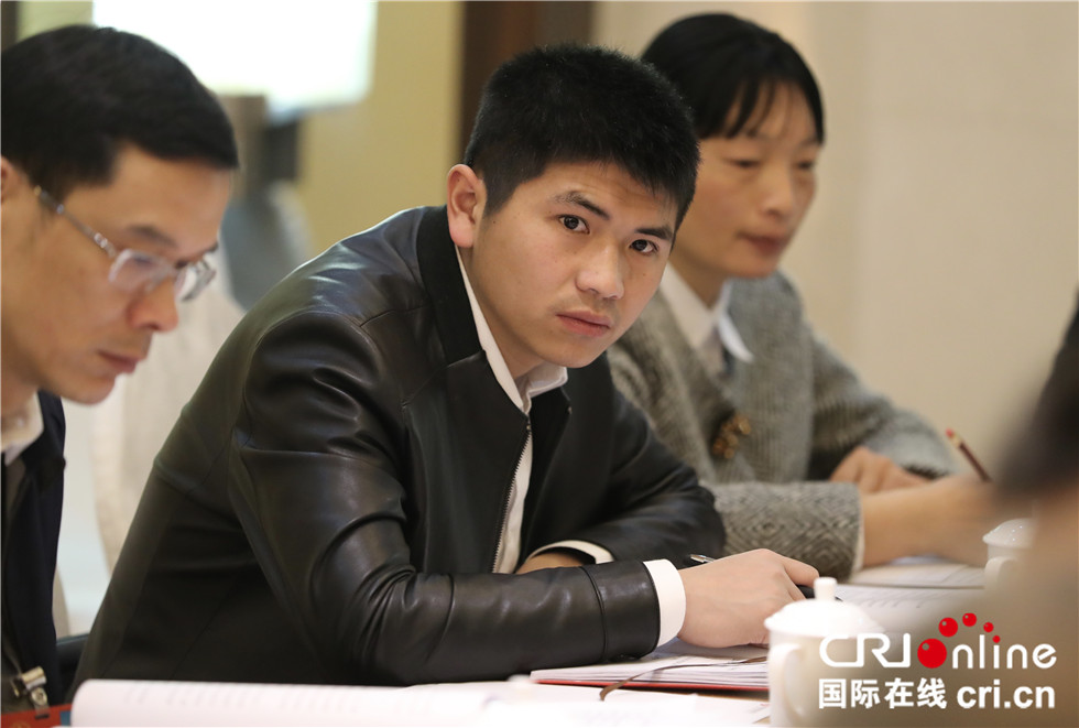 圖片默認標題_fororder_李洪亮在參加小組討論