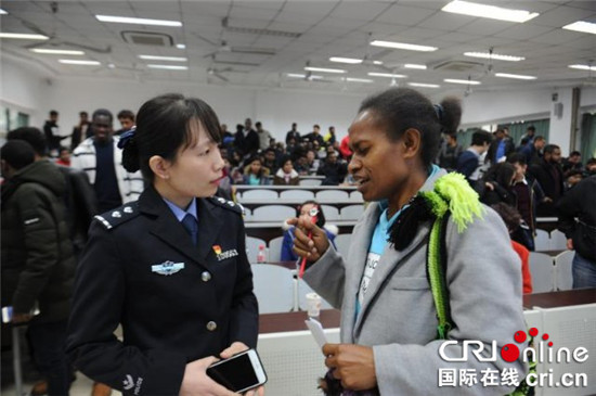 【法制安全】渝中出入境民警深入大學為留學生宣講出入境政策