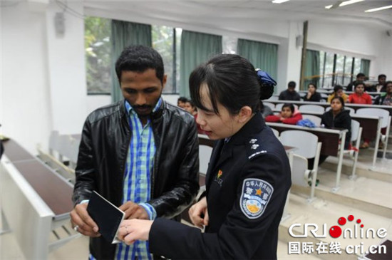【法制安全】渝中出入境民警深入大學為留學生宣講出入境政策