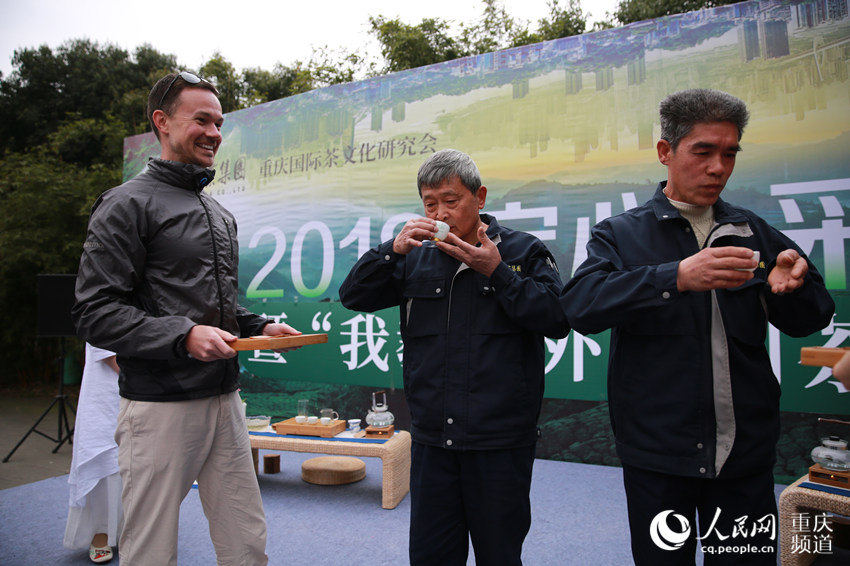 外國友人在渝採春茶 體驗制茶全過程