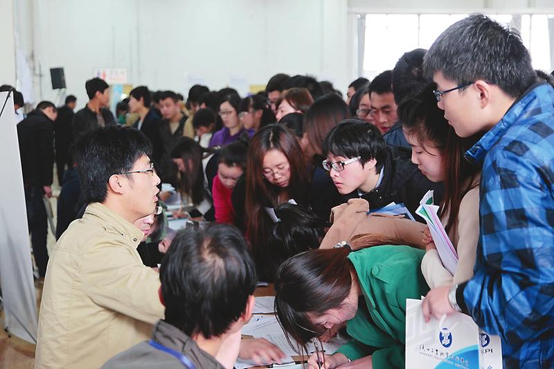 在陜西工業職業技術學院的校園就業洽談會上，畢業生們正在和用人單位工作人員進行交流。 本報通訊員 王偉攝_fororder_e4b5b345533db68c6e4c7e930a17003b_img_182_1120_346_231