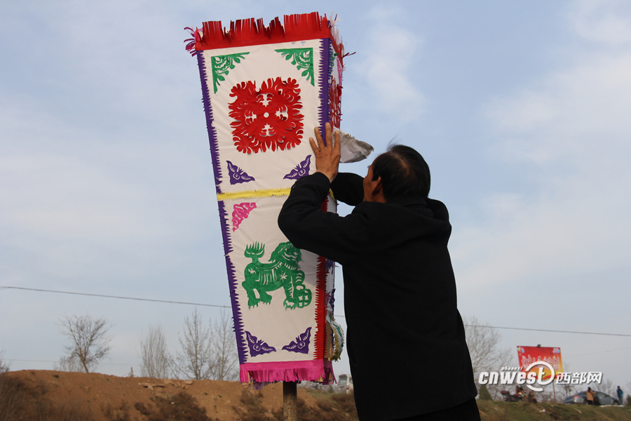 【地市 顯示圖和摘要在稿件下方】鳳翔槐原古樸"排燈會"點亮 壯觀場面吸引萬人觀看