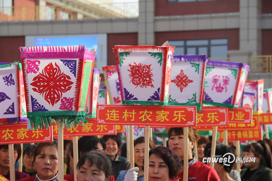 【地市 顯示圖和摘要在稿件下方】鳳翔槐原古樸"排燈會"點亮 壯觀場面吸引萬人觀看