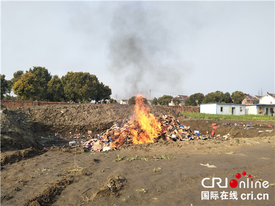 (供稿 平安江蘇列表 三吳大地泰州 移動版)姜堰警方集中銷毀千余箱假酒 保障群眾食品安全 (供稿 平安江蘇列表 三吳大地泰州 移動版)姜堰警方集中銷毀千余箱假酒 保障群眾食品安全