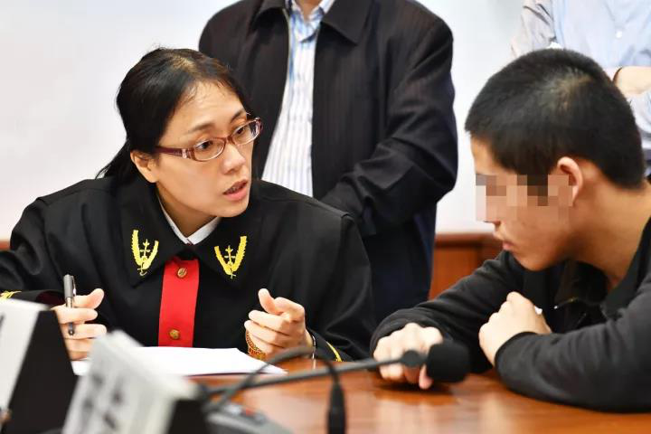 她是“法官媽媽”，也是人大代表