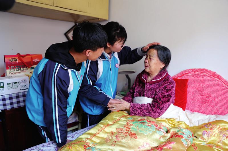 （不簽）【民生】86歲老人摔倒 倆高中生送醫不留名