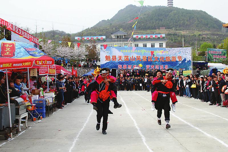 （不簽）【專題 相約三國聖地 最美花海勉縣 勉縣之聲 下圖 顯示圖在稿件最下方】（頁面標題）油菜花開遍地“金” 勉縣（內容頁標題）油菜花開遍地“金” 勉縣“以花為媒”助推縣域經濟發展觀察