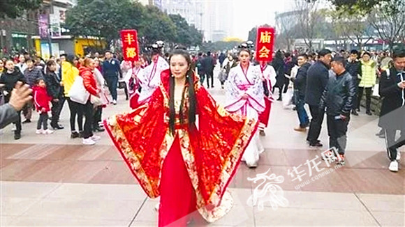 【行遊巴渝 圖文】看巡遊嘗美食 2018豐都廟會好戲連臺