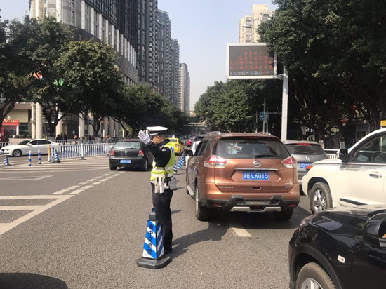 【法制安全】重醫附一院就醫停車難 渝中交巡警來支招