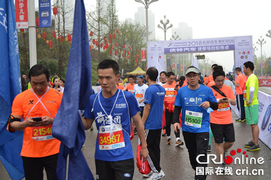 【CRI專稿 圖文 】重慶國際馬拉松3萬人雨中開跑 【內容頁標題】重慶國際馬拉松3萬人雨中開跑 點燃山城激情