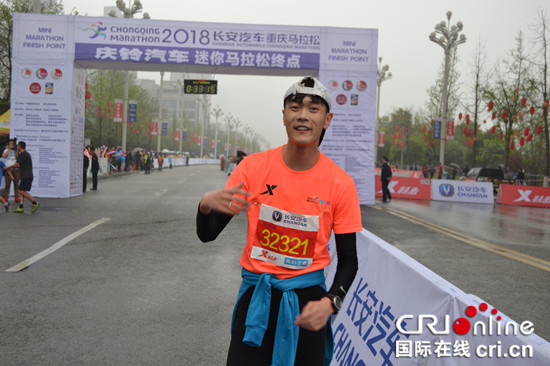 【CRI專稿 圖文 】重慶國際馬拉松3萬人雨中開跑 【內容頁標題】重慶國際馬拉松3萬人雨中開跑 點燃山城激情