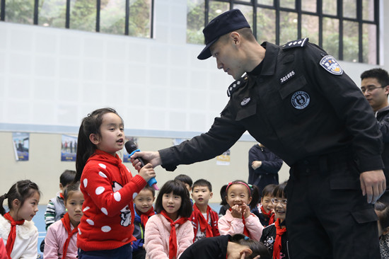 【法制安全】 渝中警方“平安課堂”走進人和街小學
