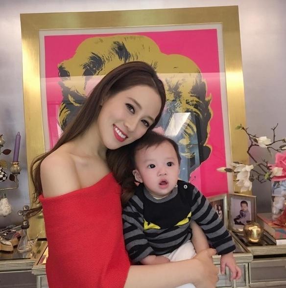 闊太徐子淇曬4名子女近照：排排站是要分果果？_娛樂_騰訊網