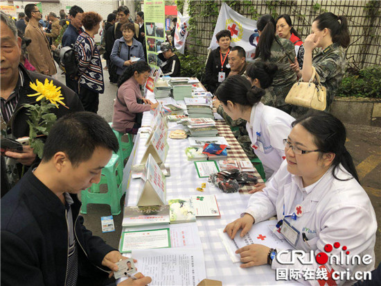 【CRI專稿 圖文】重慶3000余人向遺體捐獻者致敬【內容頁標題】向遺體捐獻者致敬 重慶3000余人齊聚遺體捐獻紀念園寄追思