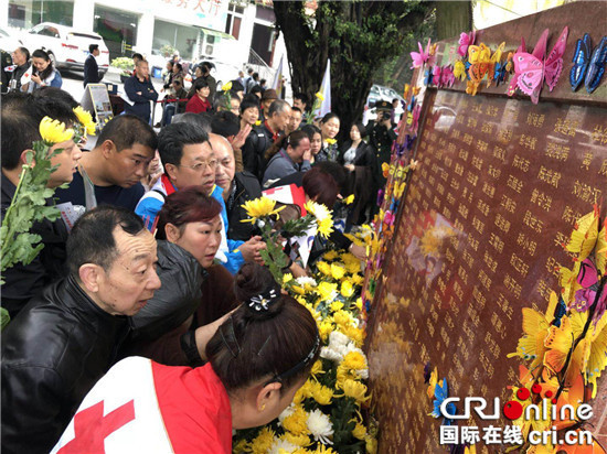 【CRI專稿 圖文】重慶3000余人向遺體捐獻者致敬【內容頁標題】向遺體捐獻者致敬 重慶3000余人齊聚遺體捐獻紀念園寄追思