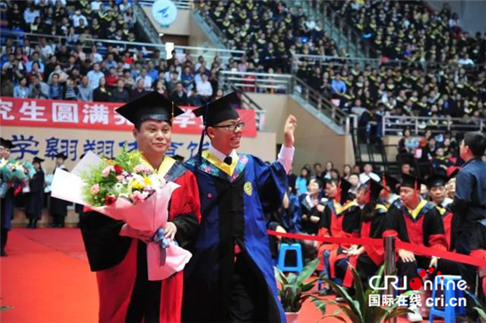 【教育·創客 顯示圖在稿件最下方】（頁面標題）西工大舉行2018屆研究生畢業典禮暨學位授予儀式（內容頁標題）西北工業大學舉行2018屆研究生畢業典禮暨學位授予儀式
