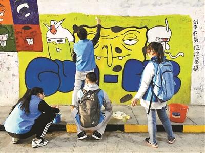 【法治 列表】【滾動新聞】【地市 廈門】廈大芙蓉隧道遭遊客塗鴉 學生貼紙條“求放過”
