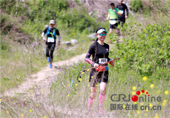 圖片默認標題_fororder_選手穿過山地2 攝影 周政_副本