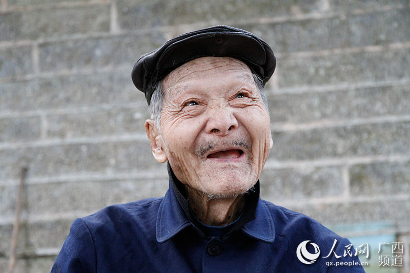 圖片默認標題_fororder_林鼎積老人説到開心的事時眼裏充滿喜悅_副本