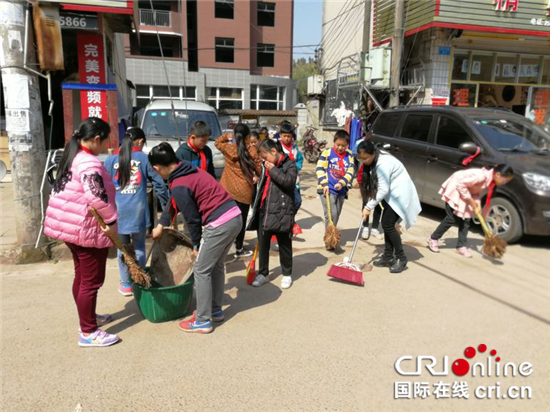【區縣聯動】【大足】大足區回龍鎮：200余名師生清掃街道【內容頁標題】大足區回龍鎮：倡導全民環保 200余名師生清掃街道