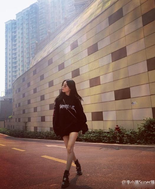 李小璐凹造型秀長腿：風一樣的網紅模特兒_娛樂_騰訊網