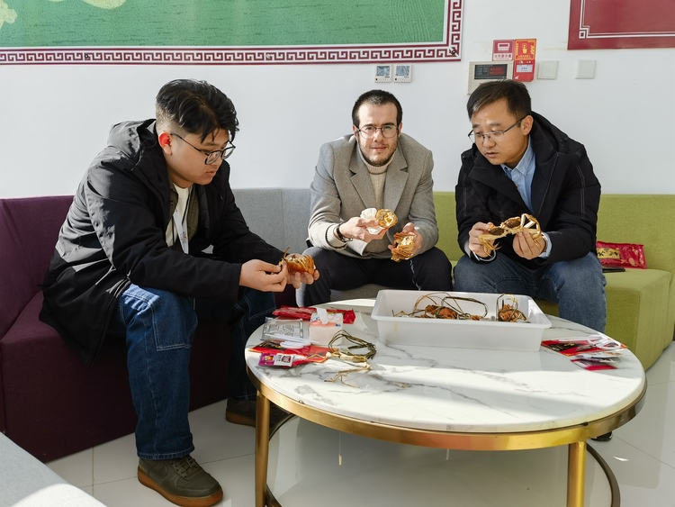 【Hi，Shandong】外媒東營行：走進黃河口大閘蟹産業園，解碼小螃蟹成就大産業_fororder_微信圖片_20231116155239
