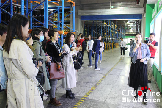 【專題 陜西自貿區 新聞速遞 加摘要＋移動列表＋三秦大地 西安】（頁面標題）陜自貿試驗區一週年 中省媒體走進西安國際港務區（內容頁標題）【改革開放再出發】陜西自貿試驗區成立一週年 中省市媒體走進西安國際港務區