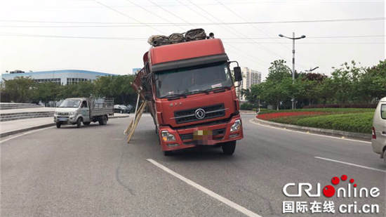 【法制安全】貨車傾斜用木棍支撐 九龍坡現“拄拐”貨車攔路