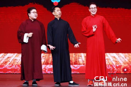 傅園慧首次講相聲 白凱南遭“洪荒少女”熊抱