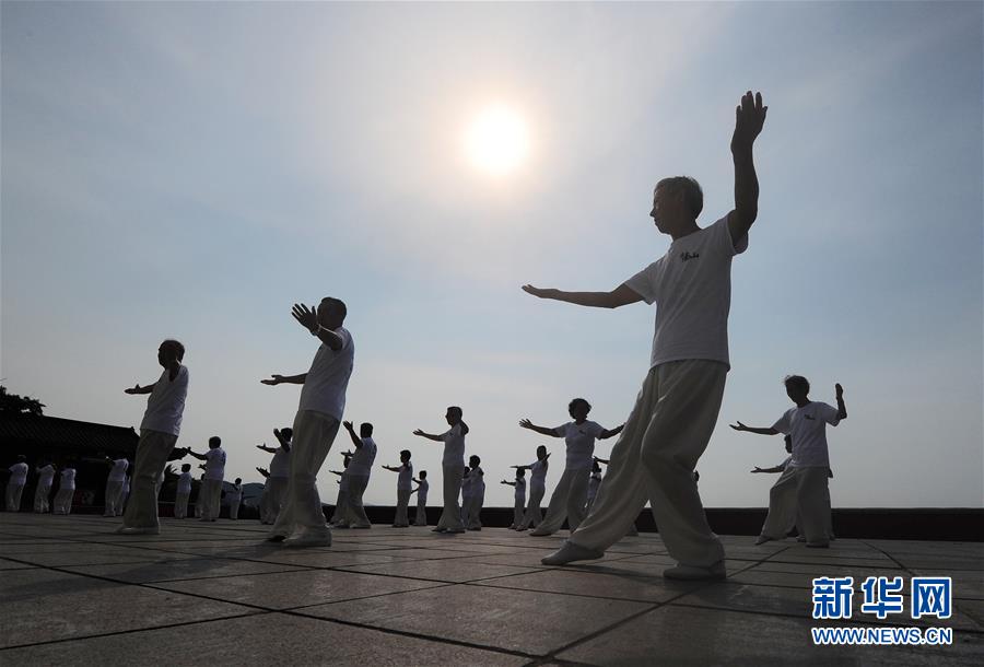 海南三亞：千人舞太極