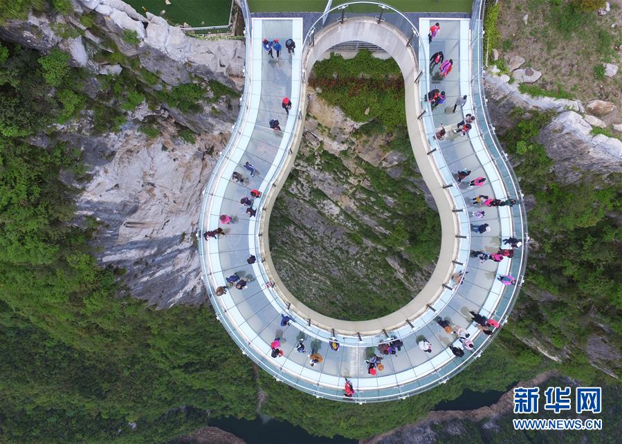 重慶雲陽：空中俯瞰絕壁廊橋