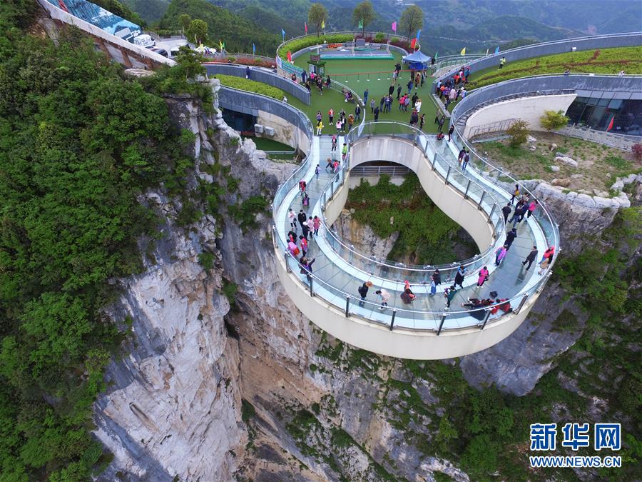 重慶雲陽：空中俯瞰絕壁廊橋