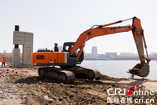 10【吉林】【原創】【圖説吉林】【CRI看吉林（標題）】【社會民生（標題）】【關東黑土（長春 ）】【移動版（圖）】長春南湖大橋橋下棧道橋板將鋪設完畢