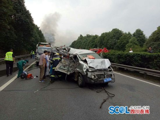京昆高速綿陽段發生連環車禍 目擊者稱2車被燒焦