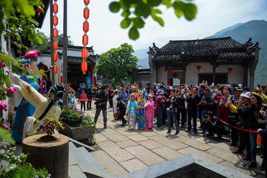 江西：大小戲骨篁嶺飚戲 國粹戲曲唱響鮮花小鎮