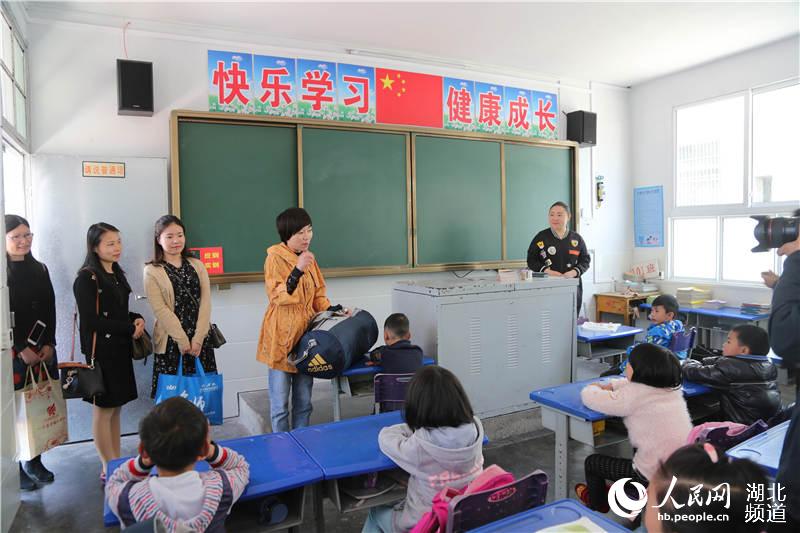 湖北鶴峰：愛心送教暖了山裏娃