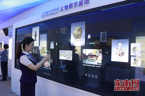 【數字中國專題 數字福建】【滾動新聞】【地市 福州】（摘要：21日下午，首屆數字中國建設成果展覽會開館。本屆展覽涵蓋數字福建、電子政務、數字經濟、數字社會體驗等展館。在數字福建展館中，由省文化廳負責的“海上絲綢之路數字文化長廊”展覽格外引人注目，展覽集中展現了福建數字文化建設成果。）海上絲綢之路數字文化長廊亮相 展現福建數字文化成果