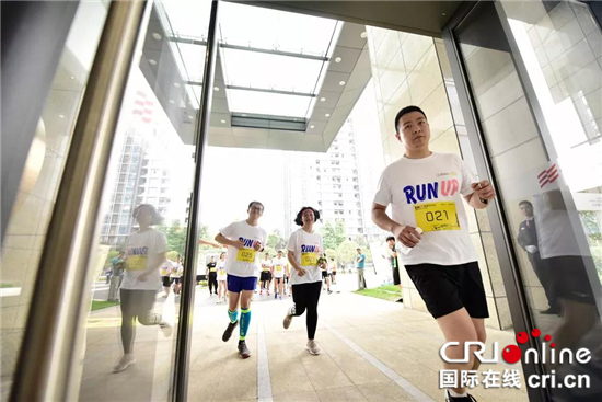 【房産汽車 圖文】百人登頂財富金融中心FFC 挑戰垂直馬拉松