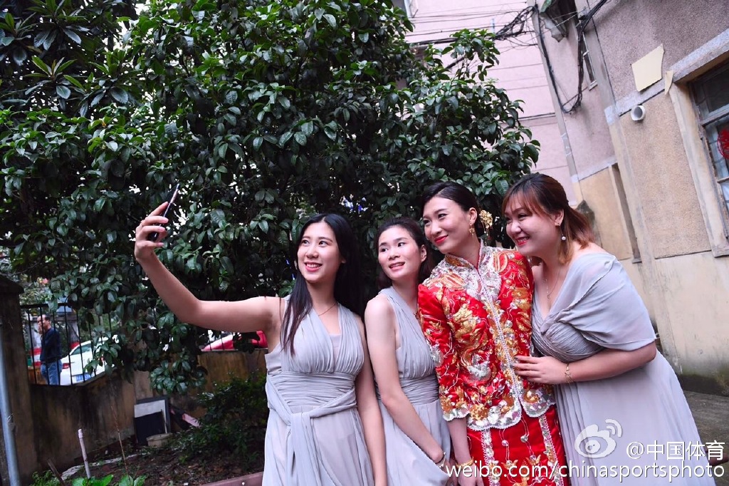 擊劍女神結婚收祝福 新郎下跪吃苦瓜引爆笑