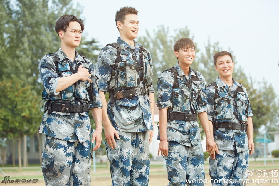 孫楊一身軍裝亮相節目