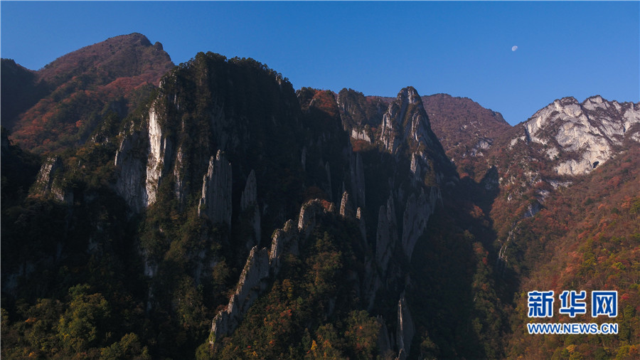 航拍神農架神秘的“三十六把刀” 山峰薄如刀片