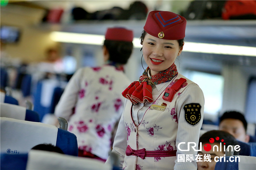 圖片默認標題_fororder_工作中的郭莉始終都是以微笑服務旅客。