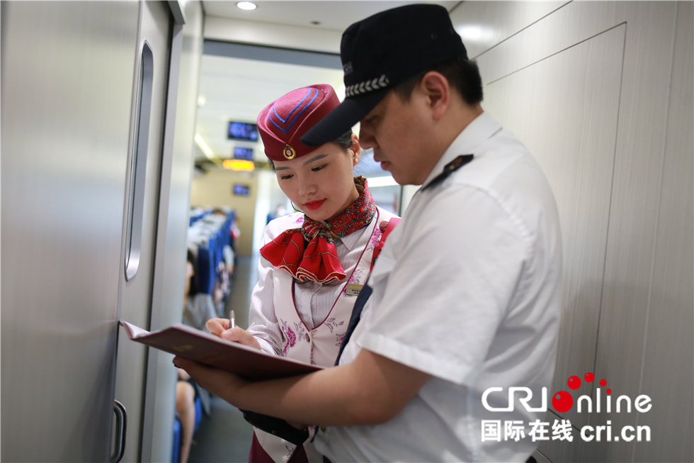 圖片默認標題_fororder_列車長郭莉對列車設備設施情況簽字。