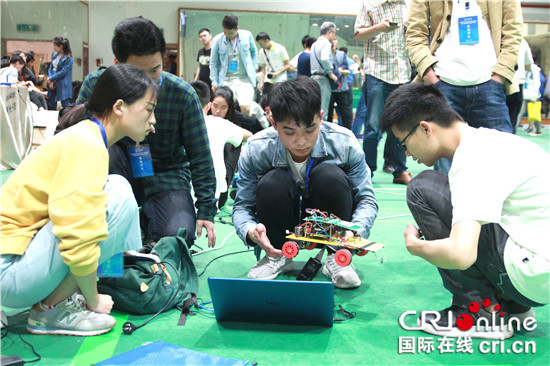 （城市頻道）（移動版）【CRI專稿 圖文】第六屆全國大學生光電設計競賽在渝舉行【內容頁標題】 第六屆全國大學生光電設計競賽在渝舉行 近300名大學生同臺競技