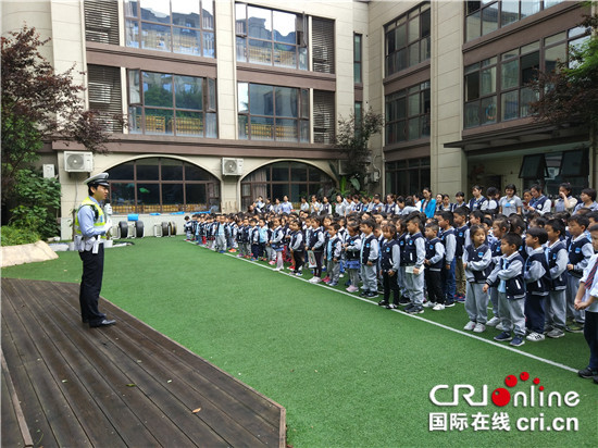 【法制安全】重慶江北民警深入轄區幼兒園開展交通安全宣傳活動