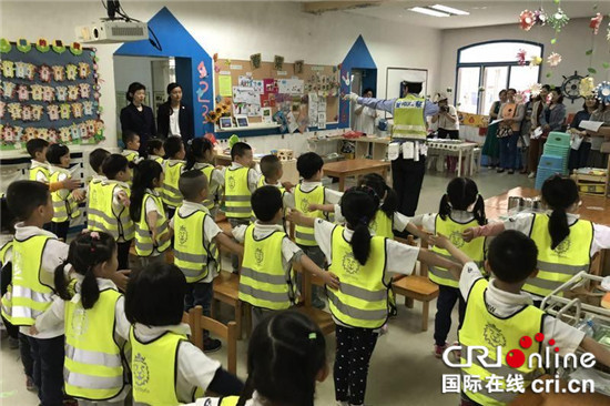 已過審【法制安全】南岸交巡警走進轄區幼兒園宣講交通安全