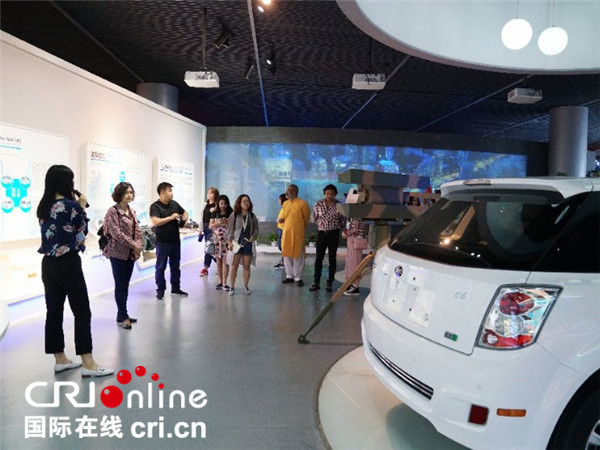 絲路大V走進西安高新區 體驗智慧化汽車生産線