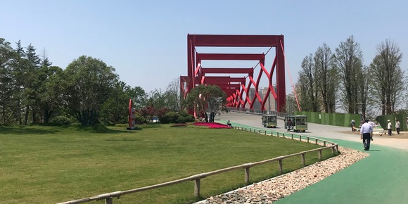 揚州積極打造公園+模式 讓市民享受城市中的綠色_fororder_4.公園內鋪設的專有跑道與交通橋相連