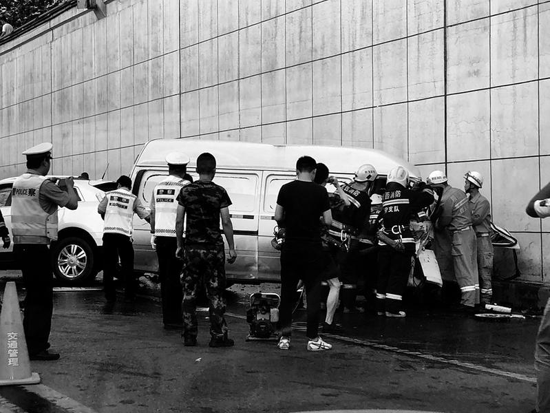 【今日看點】（頁面標題）越野車撞上麵包車致2死6傷 的哥放棄營運救援（內容頁標題）越野車失控撞上麵包車致2死6傷 的哥放棄營運救援